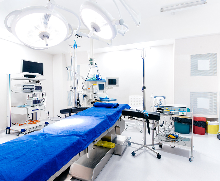 Bright modern operating room with surgical table and medical equipment, representing injuries caused by defective medical devices.
